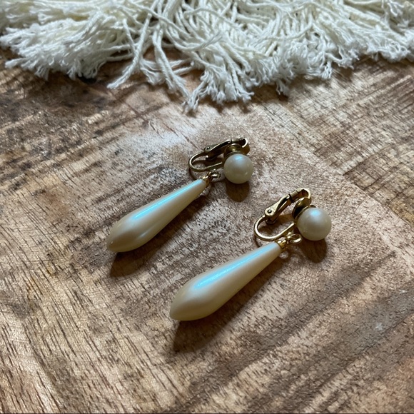 Vintage Faux Mother Of Pearl Costume Jewelry Drop Earrings Clip-on Gold-tone - Picture 2 of 6